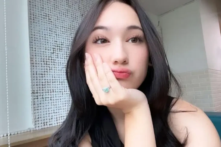 Laura Moane Dihadiahi...