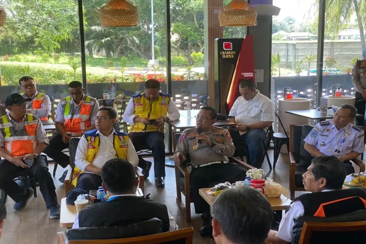 Pantau Jalur Mudik 2024,...