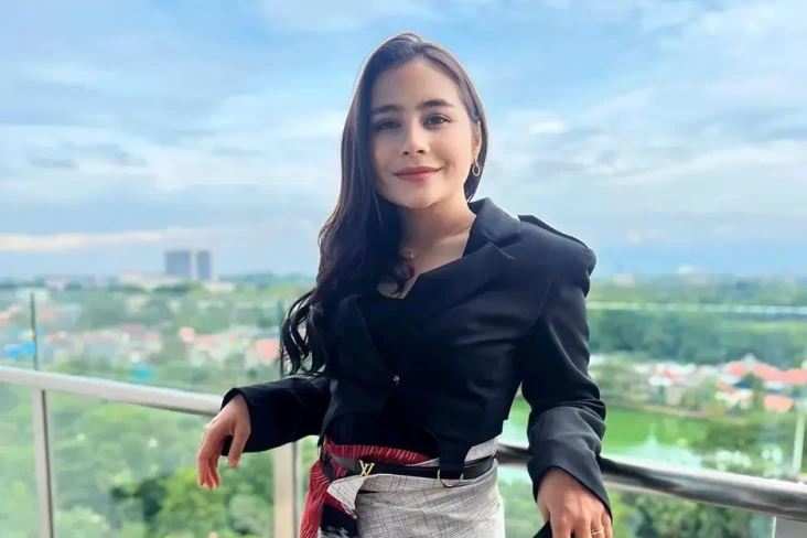 Prilly Latuconsina Nonton...