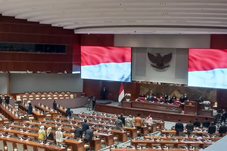 290 Anggota DPR Hadiri...