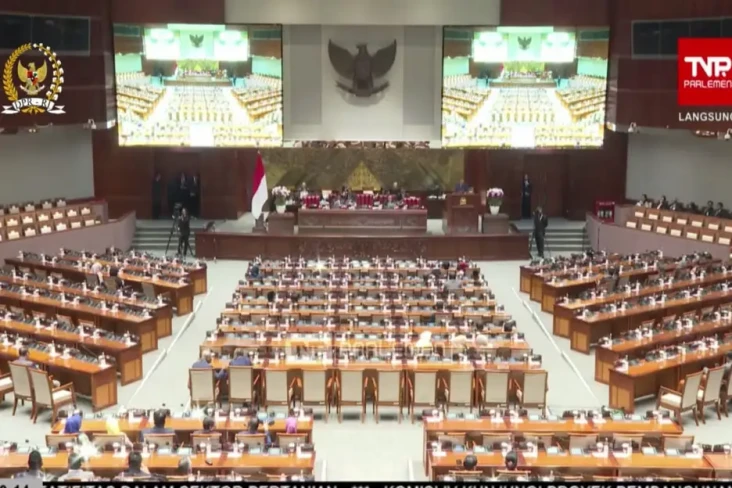 Rapat Paripurna DPR,...
