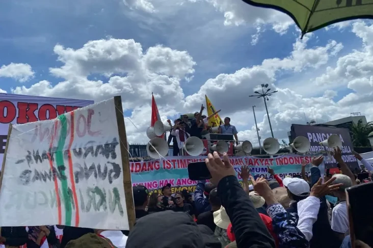 Orasi di Depan Ratusan...