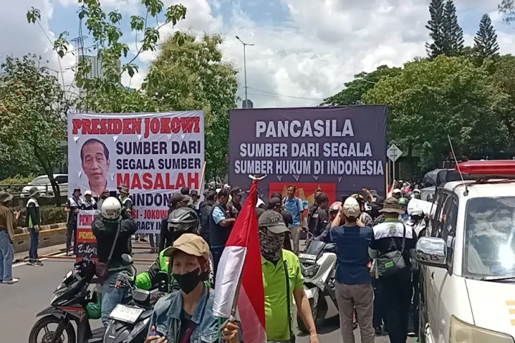 Bawa 2 Spanduk Raksasa,...