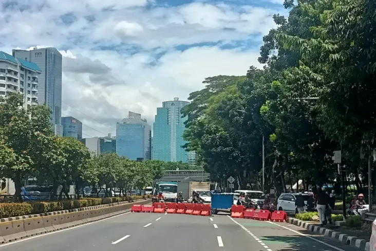 Demo di Gedung DPR-MPR,...