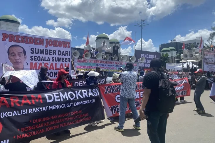 Orasi di Depan Gedung...