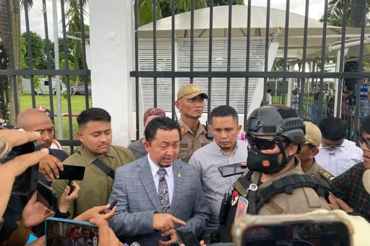 Temui Pendemo di Depan...