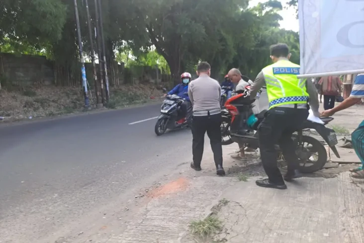 Motor Tabrak Pohon di...