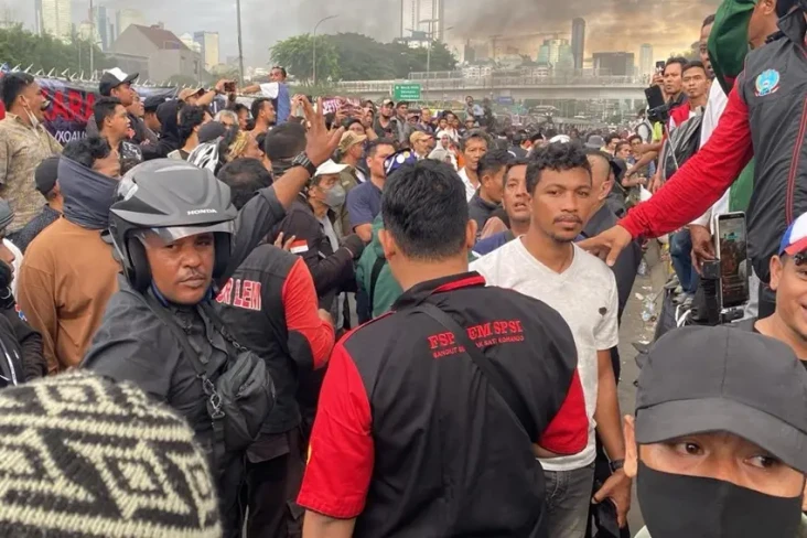 Memanas! Massa Pendukung...