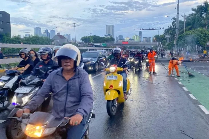 Massa Demo Dukung DPR...