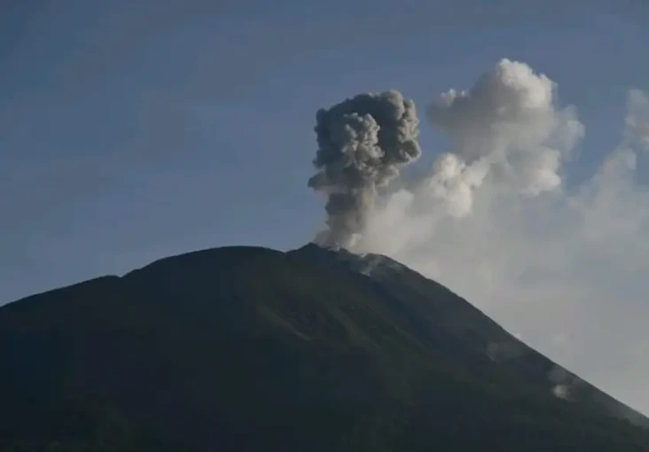 Gunung Ile Lewotolok...