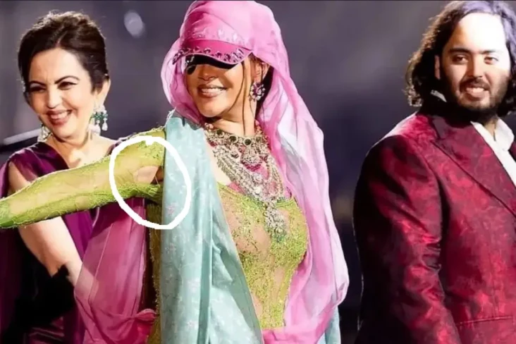 Baju Rihanna Robek saat...