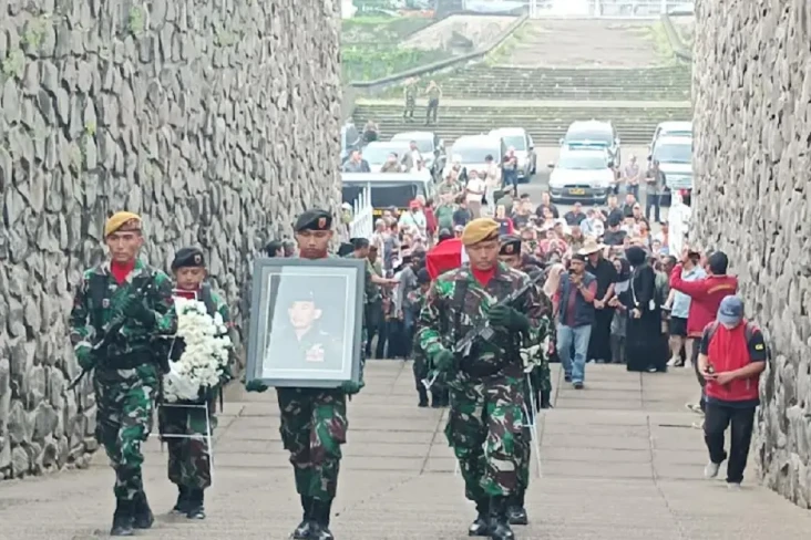 Isak Tangis Iringi Pemakaman...