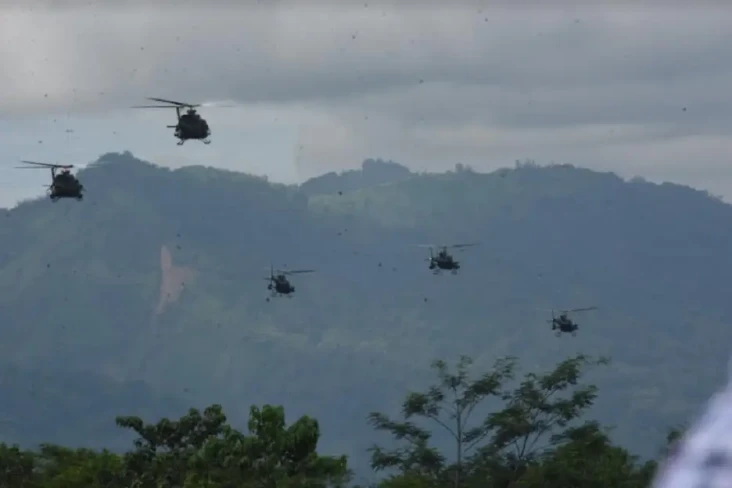 8 Helikopter Tempur...