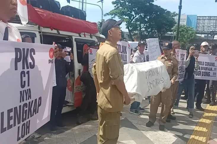 Geruduk Kantor KPU Depok,...