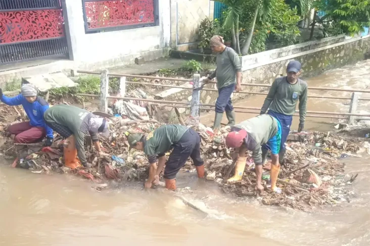 Banyak Sampah Nyangkut,...