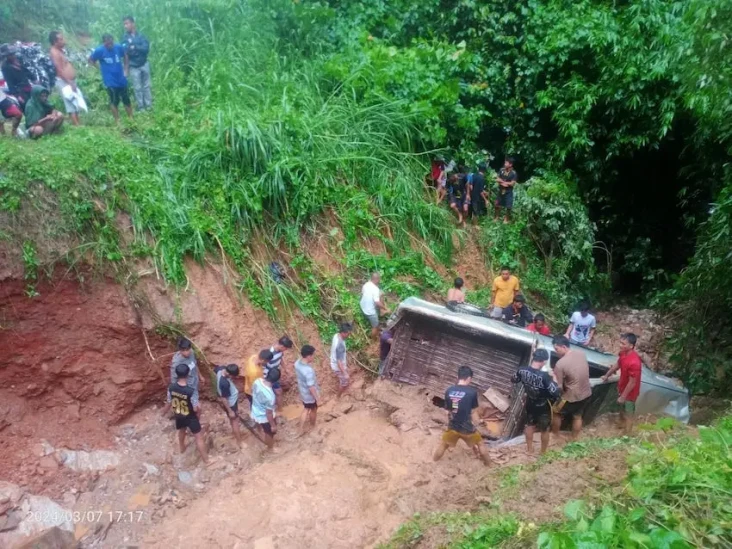 Mobil Hilux Terjun ke...