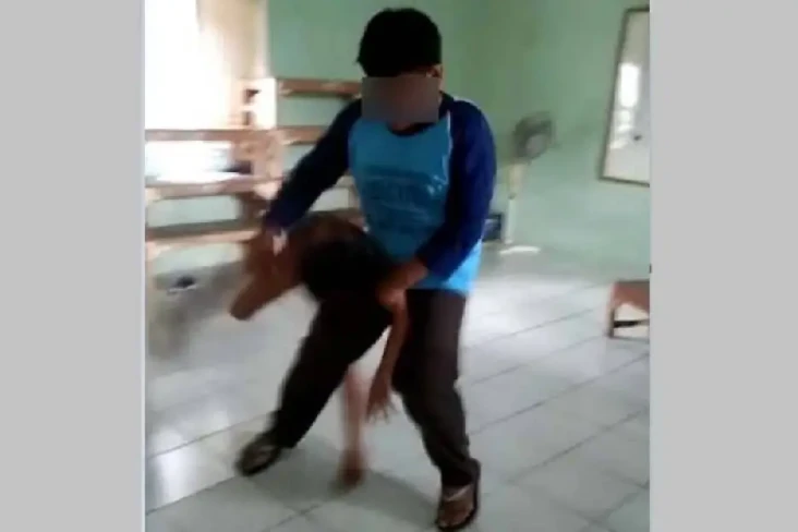 Siswa SD Ditelanjangi...
