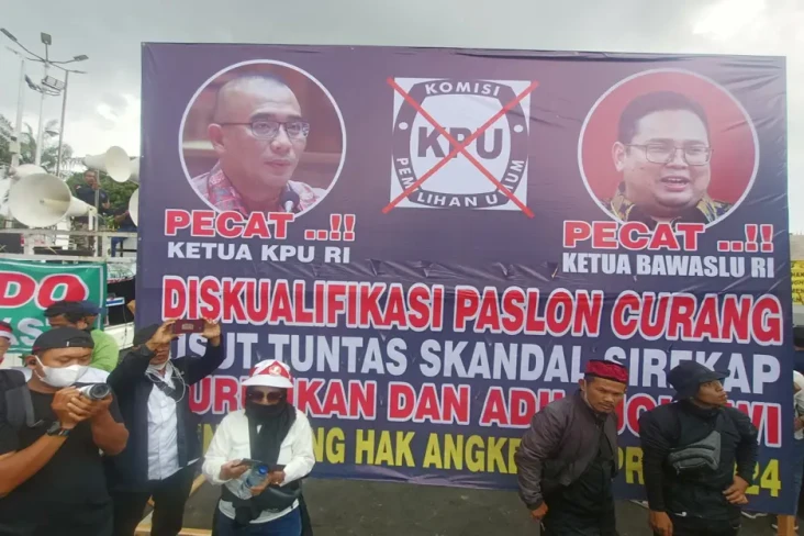 Demo di DPR, Massa Bentangkan...