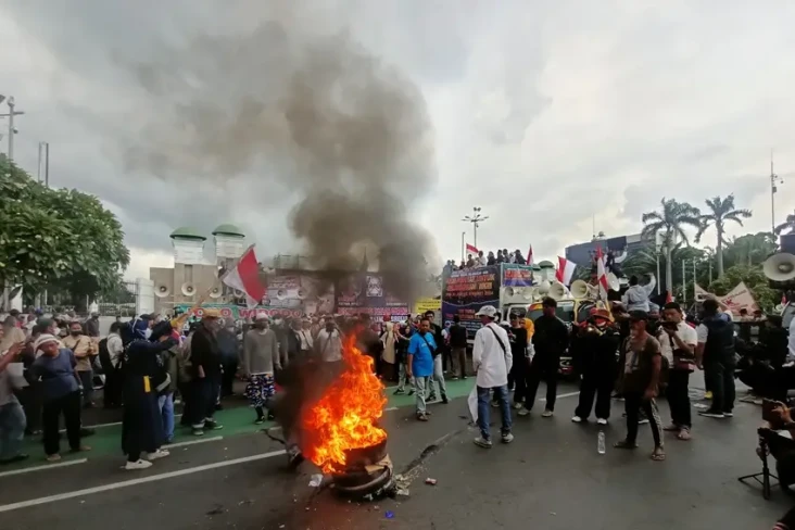 Demo Desak Hak Angket,...