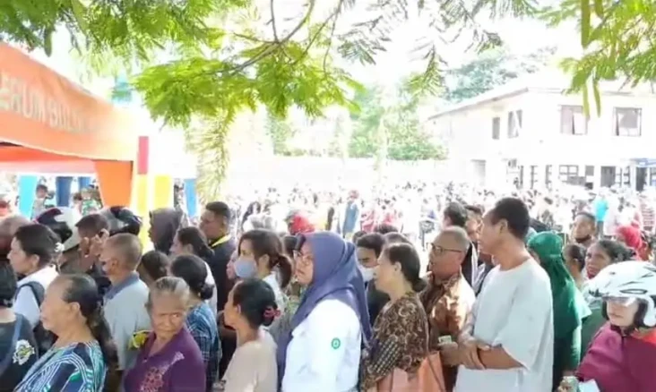 Antre Beli Beras Murah,...