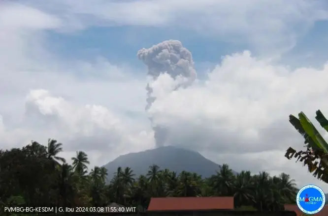 Gunung Ibu Erupsi, Tinggi...