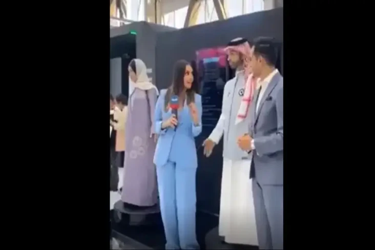 Robot Pria Pertama Arab...