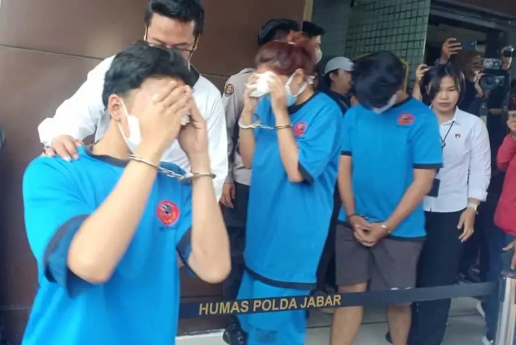 Tertawa Kecil saat Pindahkan...