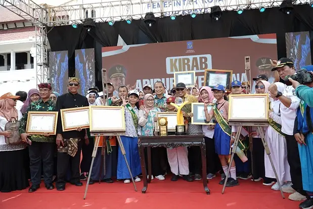 Kota Surabaya Sabet...