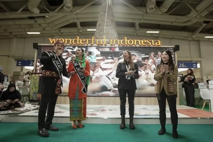 Kunjungi Pameran Pariwisata...