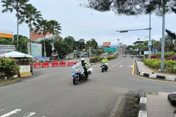 Siang Ini, Jalur Puncak...