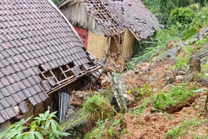 Banjir dan Longsor di...