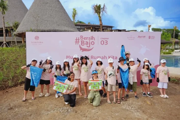 Bersih-bersih Pantai...