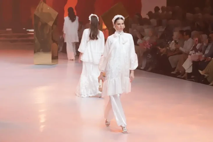 5 Outfit Putih untuk...