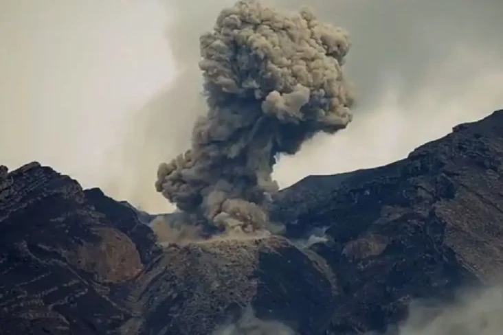 Gunung Semeru Erupsi,...
