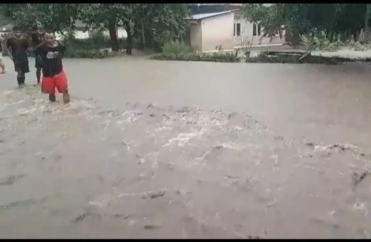 Banjir dan Longsor Landa...