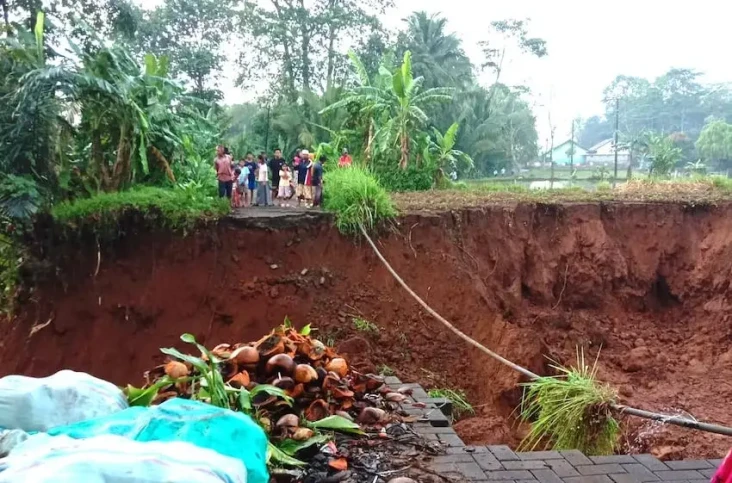 Jalan Utama Menuju Pasar...