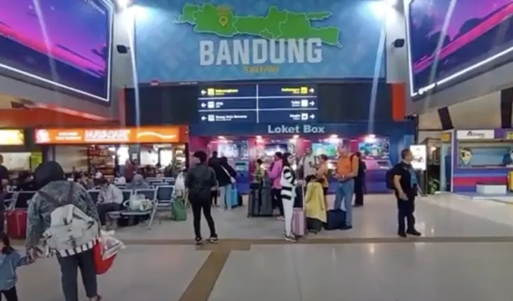 Ribuan Penumpang Padati...