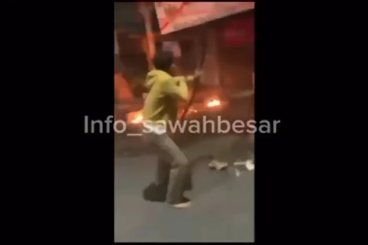 Tawuran, Dua Kelompok...