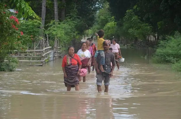 Banjir Bandang Terjang...