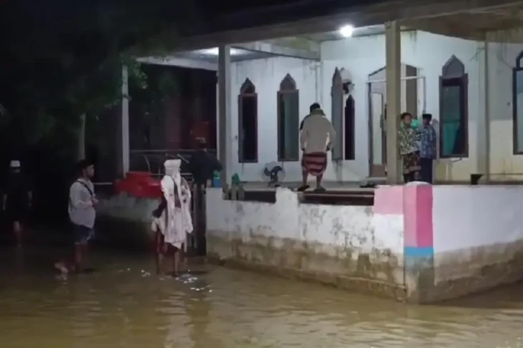 Salat Tarawih di Tengah...