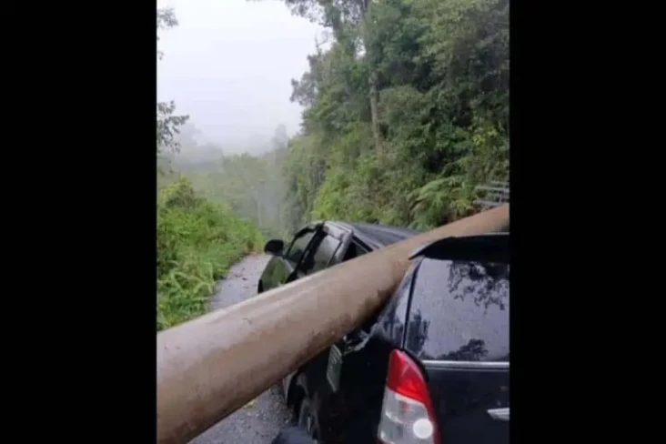 Hujan Angin, Tiang PLN...