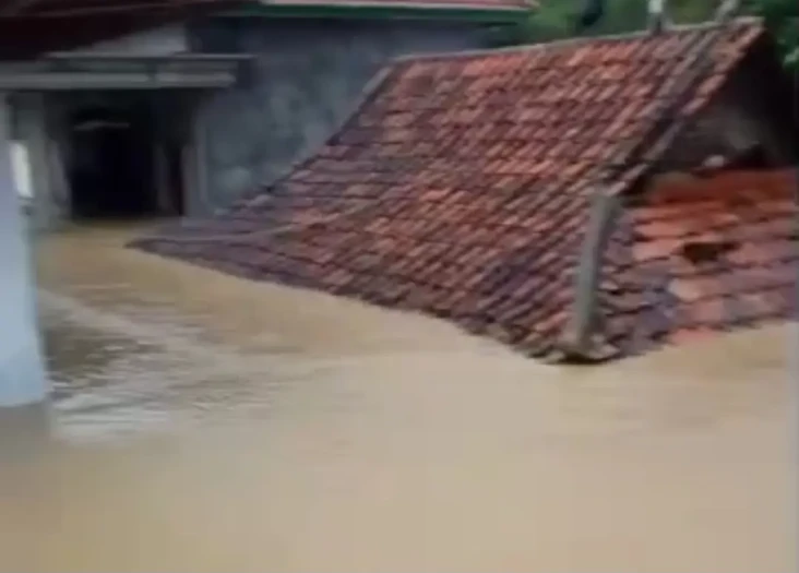 Hujan Lebat Melanda...