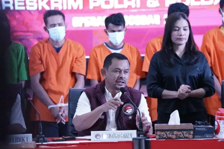 Buron, Fredy Pratama...