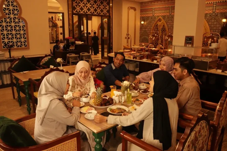 Staycation Seru di Bulan...