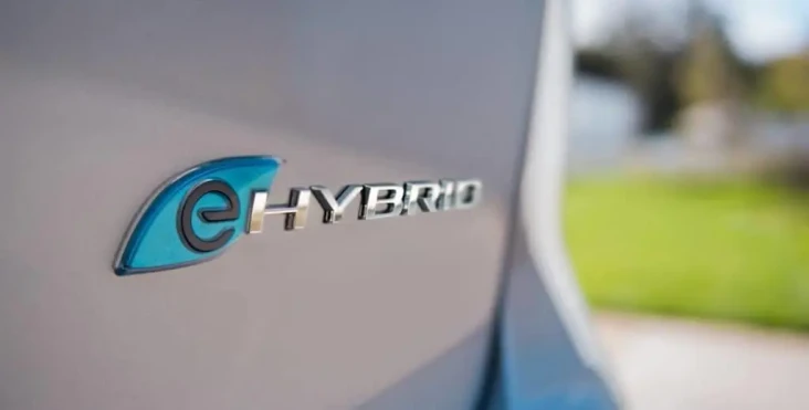 7 Mobil Bermesin Hybrid...