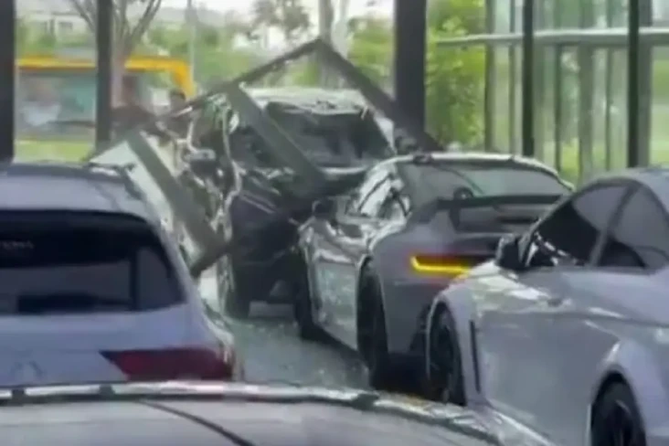 Xpander Tabrak Porsche...