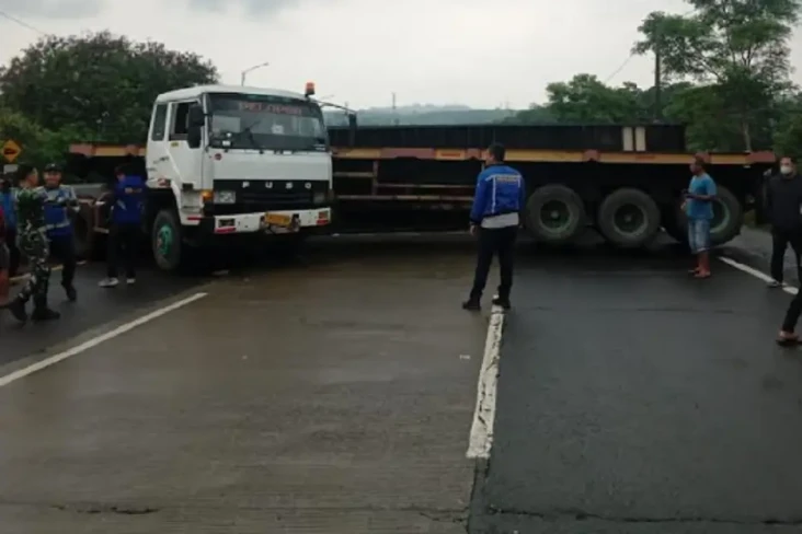 Ngeri! Truk Trailer...