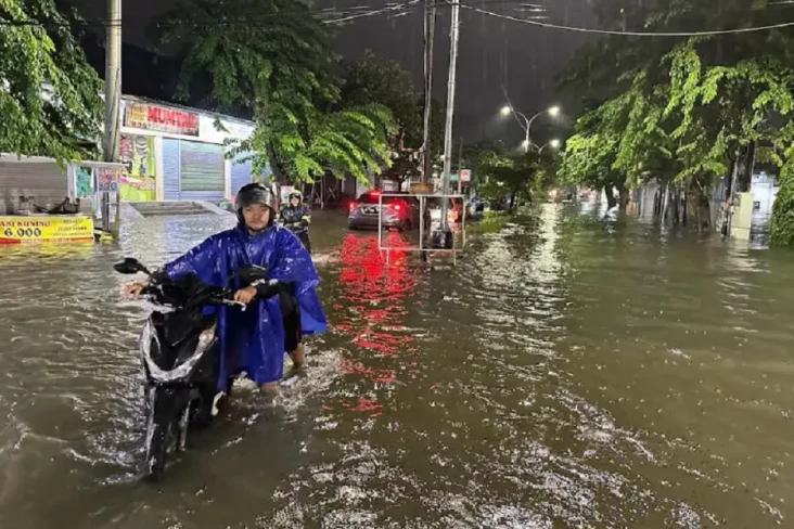 Semarang Dikepung Banjir,...