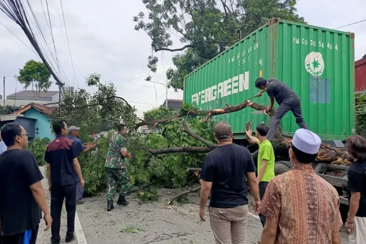 Truk Kontainer Evergreen...