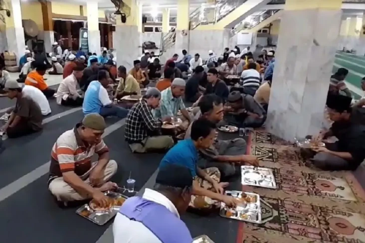 Nasi Minyak, Sajian...